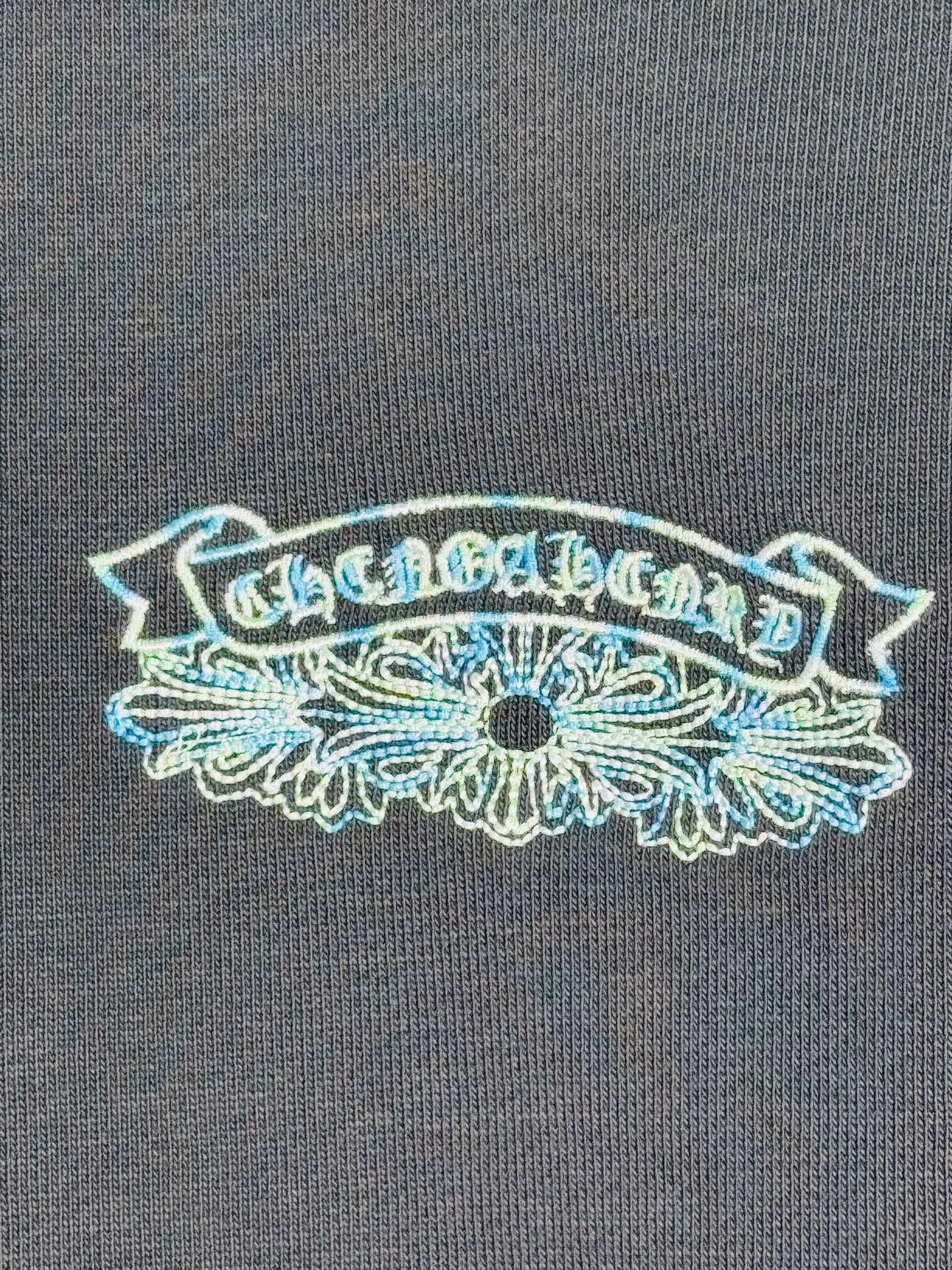 P240 top version, real shot without P, ​​different from market currency) 𝗖𝗵𝗿𝗼𝗺𝗲 𝗛𝗲𝗮𝗿𝘁𝘀/Cro Heart 2025 washed patch embroidery autumn and winter new original single counter American laser burnt 3D three-dimensional color embroidered couple casual sweatshirt 👑The highest version! Customized fabric 430g tripe terry fabric! American acid-washed and distressed original fabric laser burnt ✟appliqué embroidery and exquisite embroidery of letters! The best-selling model in the counter, very comfortable to wear. Accessories: original molded and authenticated collar label➕100% silk wash label. Genuine purchase-grade original hangtag➕matching hanging rope➕3D hanging beads➕original packaging bag. Craftsmanship: The original version has consistent wiring! The highest version of the armhole matching technique! Color: Gray Black Size: S M L XL Style No.: 9302